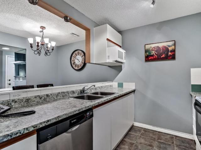 New! Cozy Rocky Mountain Chalet Managed By Little Sister Getaways Canmore Exterior foto